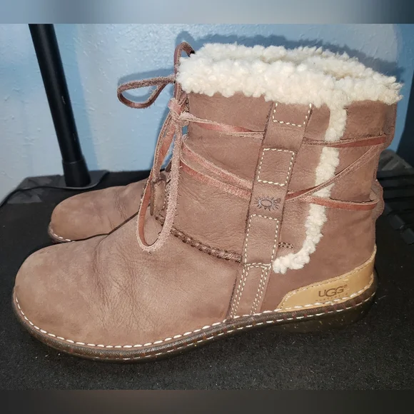 UGG 5587 Brown Leather Sheepskin Lined Boots Size 8 - Picture 7 of 10